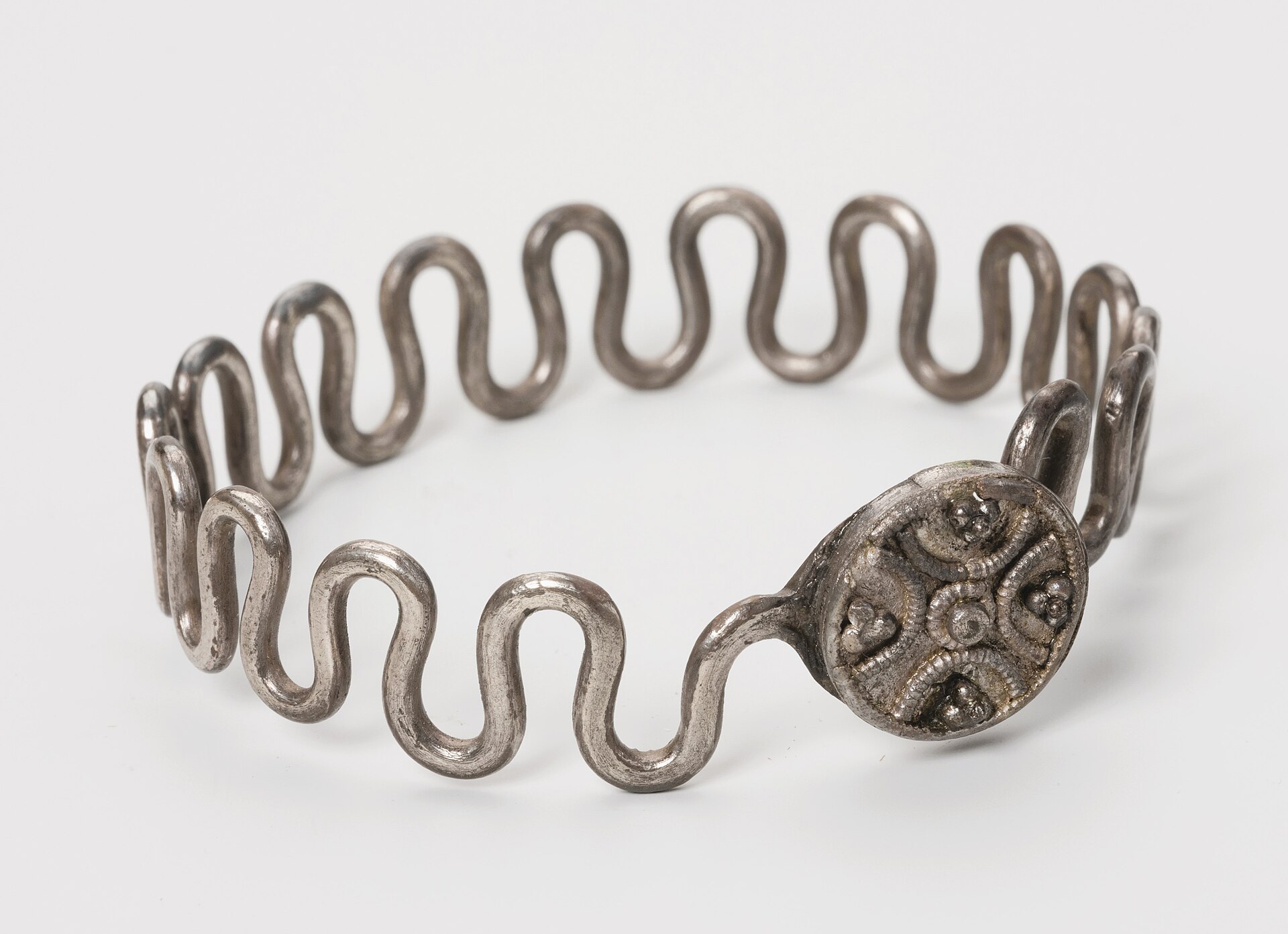 Silver bracelet with filigree clasp