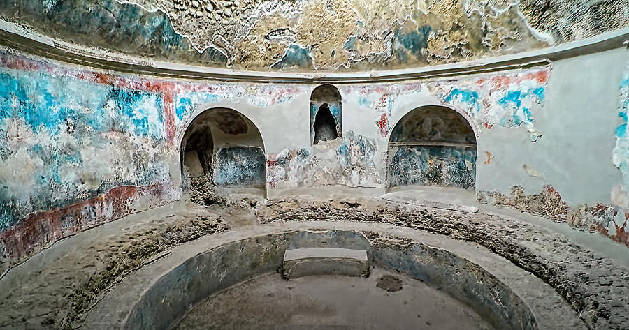 Men's frigidarium in the Stabian Baths