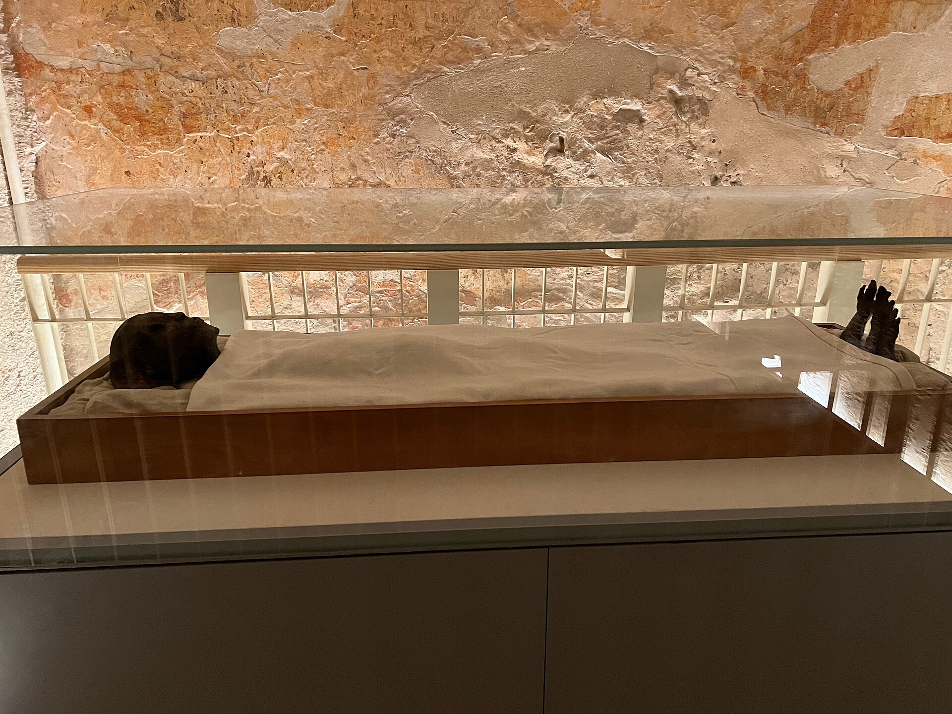 Mummified face and body of Tutankhamun